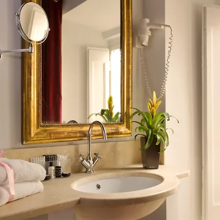 Residenza Frattina Konukevi 4*
