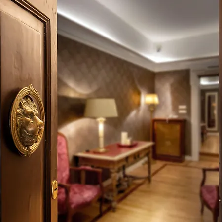 Konukevi Residenza Frattina 4*