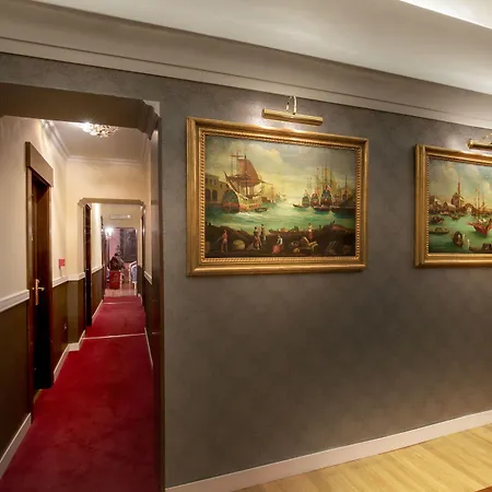 Residenza Frattina 4*