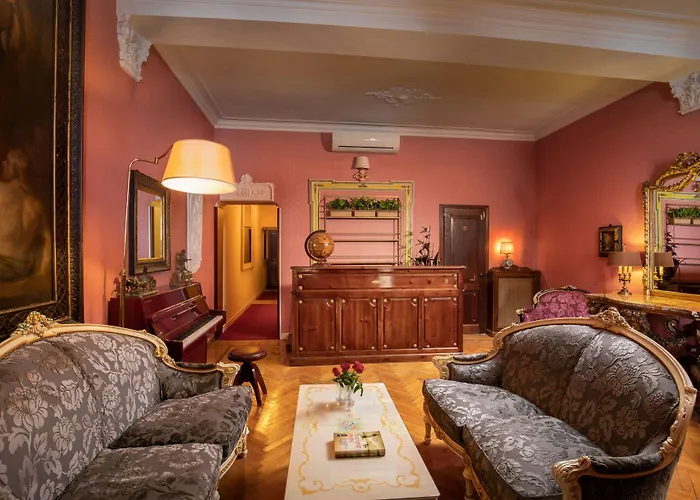 Residenza Frattina בית הארחה