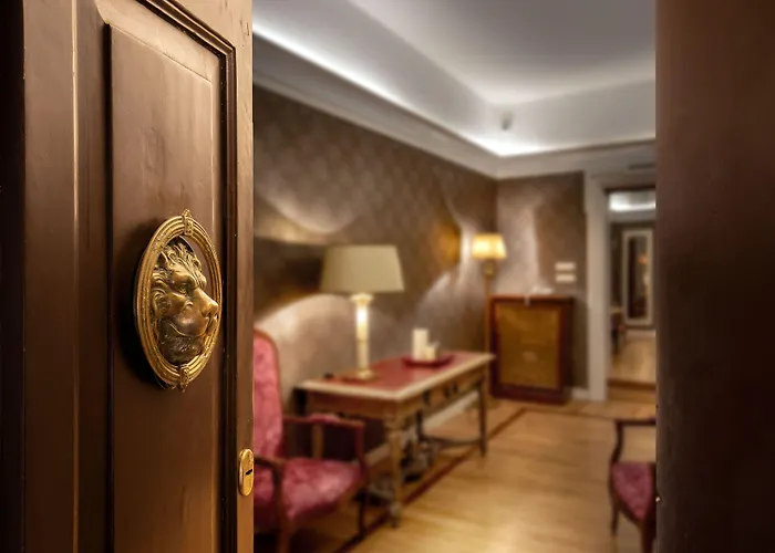 בית הארחה Residenza Frattina 4*