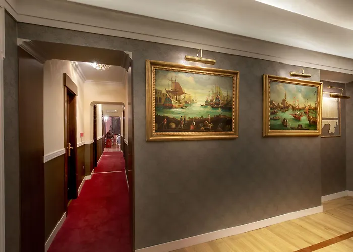 Residenza Frattina 4*