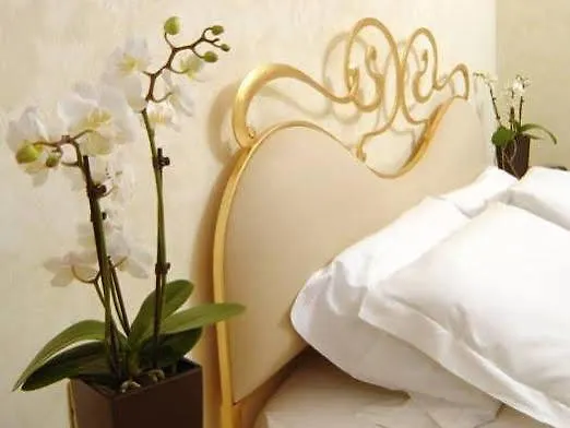 בית הארחה Residenza Frattina 4*