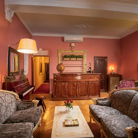 Residenza Frattina בית הארחה